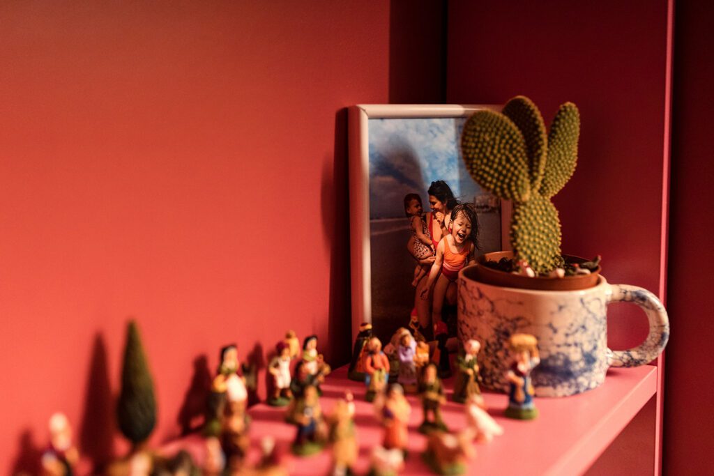 in home photo session, details on a shelf : trinkets and a photograph of the family