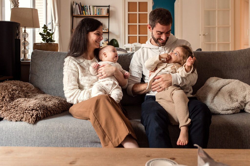 Photo d'une famille avec des enfants en train de jouer à la maison, photographie lifestyle