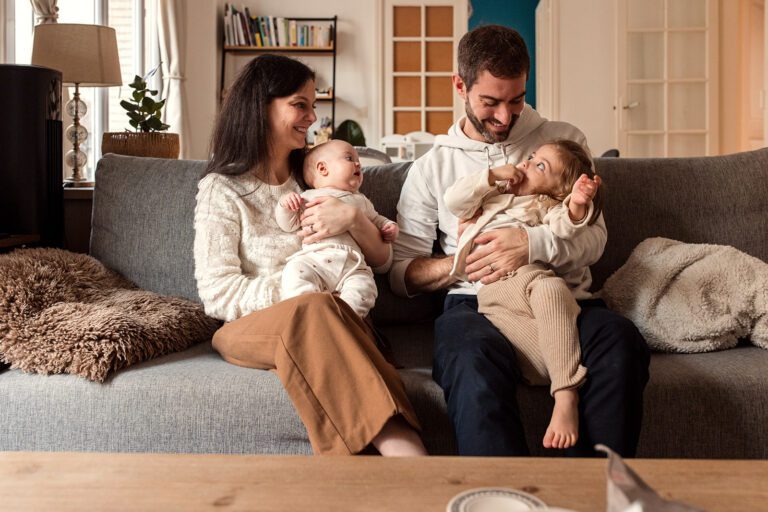 Photo d'une famille avec des enfants en train de jouer à la maison, photographie lifestyle