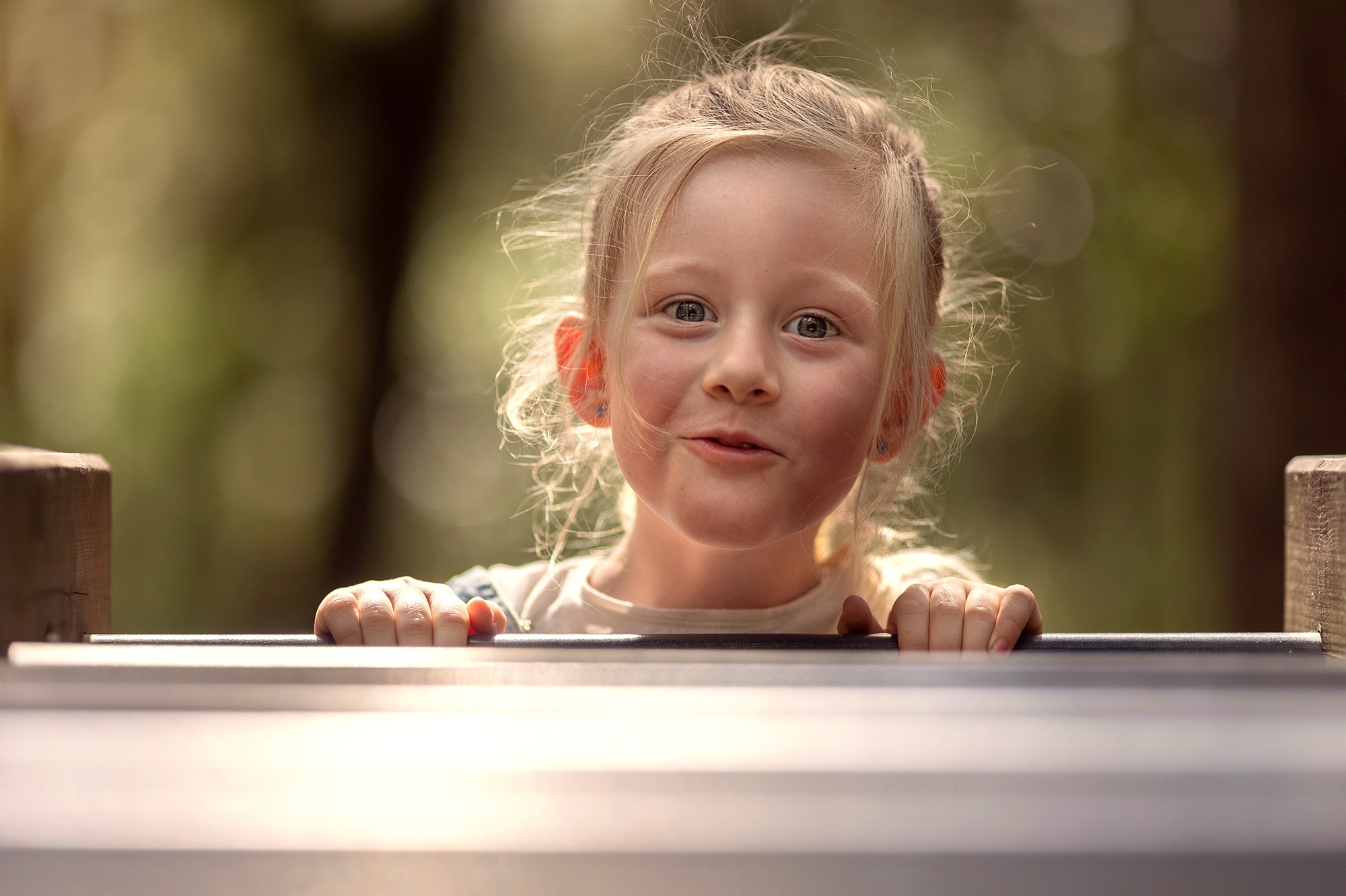 portrait d'enfant jouant au parc pendant une séance en famille