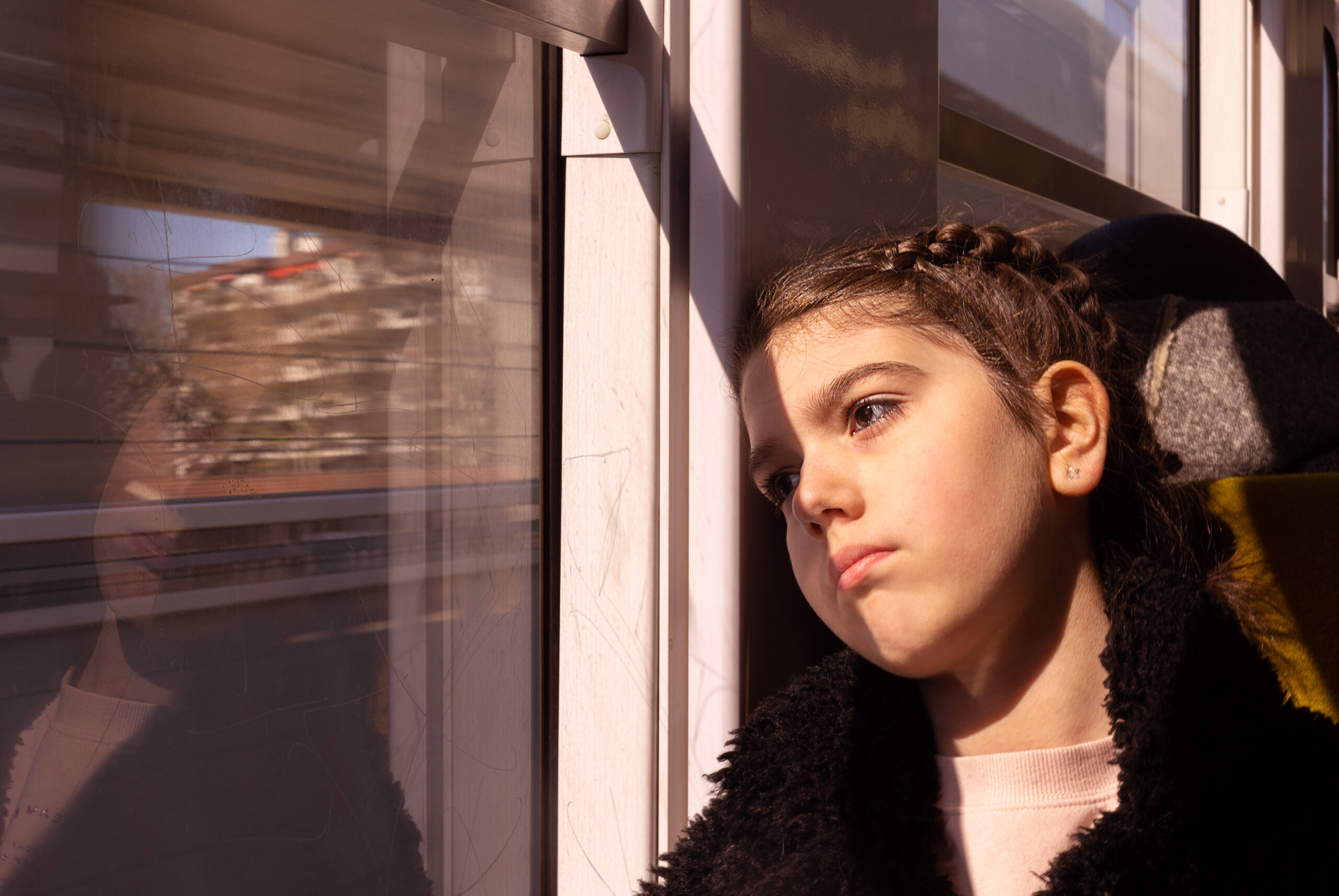 Daljaa photographie le Blog, petite fille en train de rêver pendant un trajet en train vers une séance photo