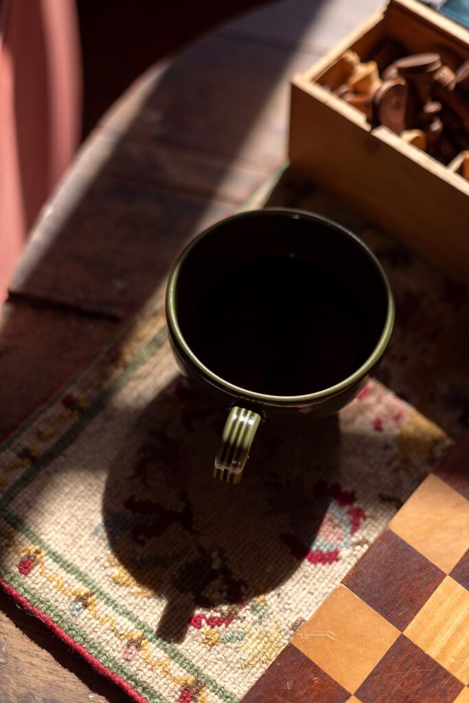 Une tasse de café sous le soleil du matin