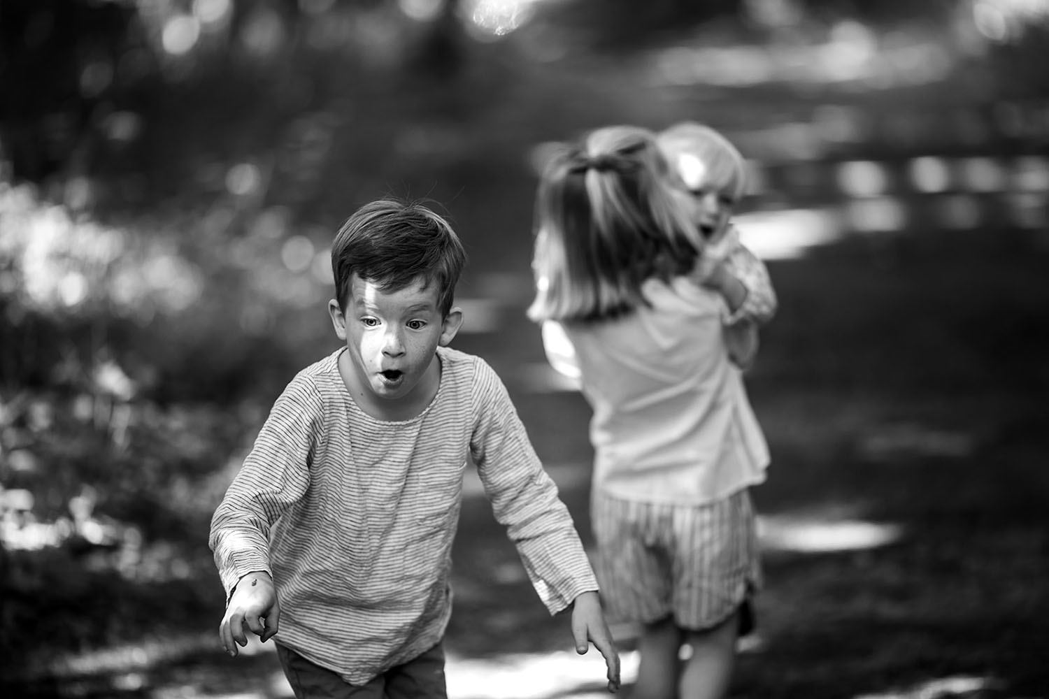 documentary family portraits of kids playing at the park