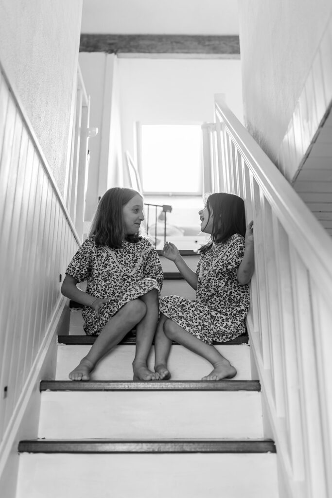 2 little girls chatting in the stairs