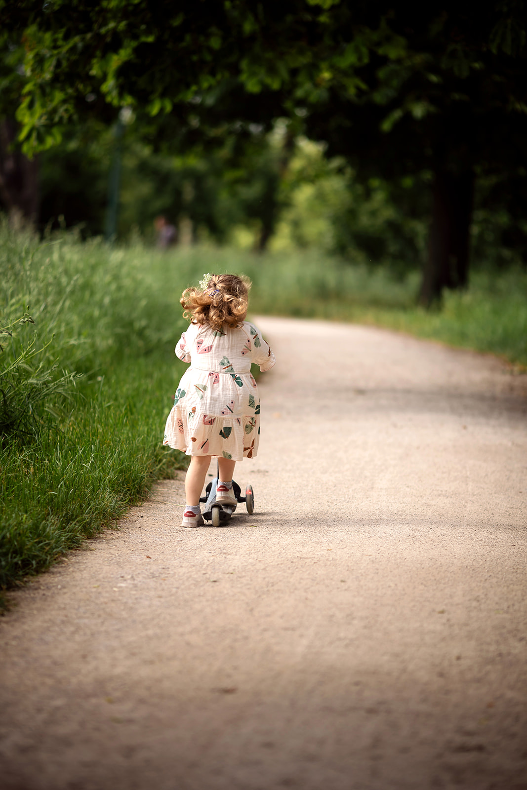 a little girl is playing in a parc