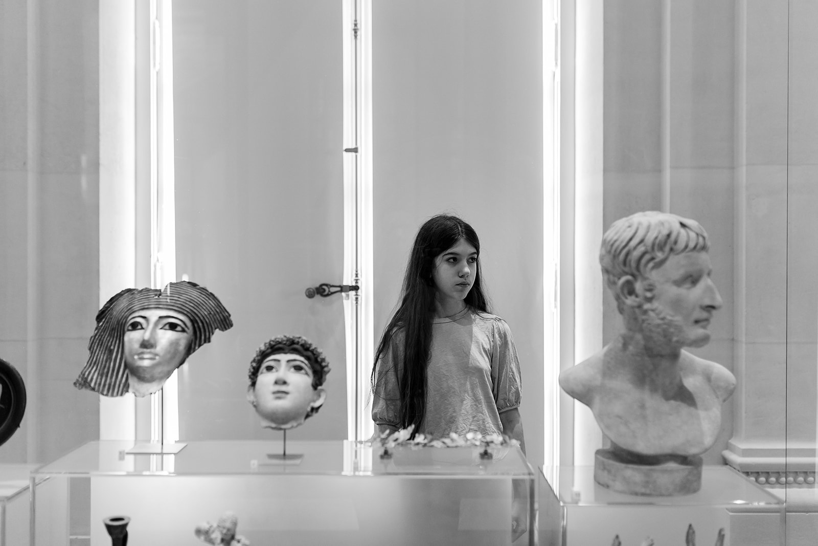 Girl exploring a museum in Paris