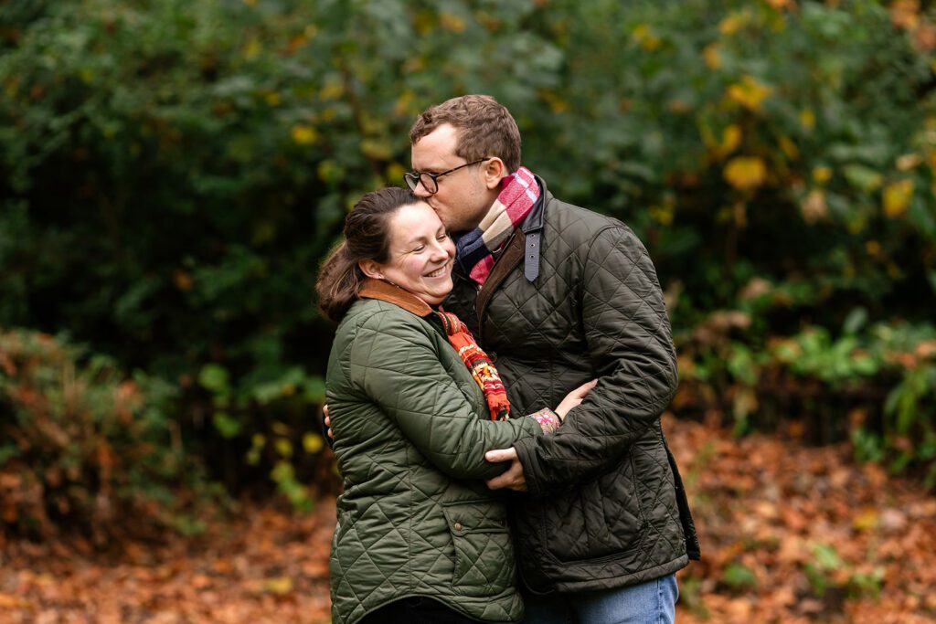 parents kissing during a Saint Stephen's Green family photo session