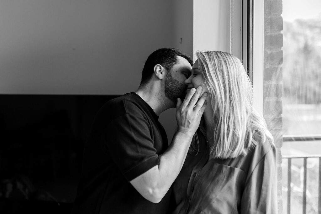 couple of parents kissing at home and having Romantic couple shots in your family photoshoot