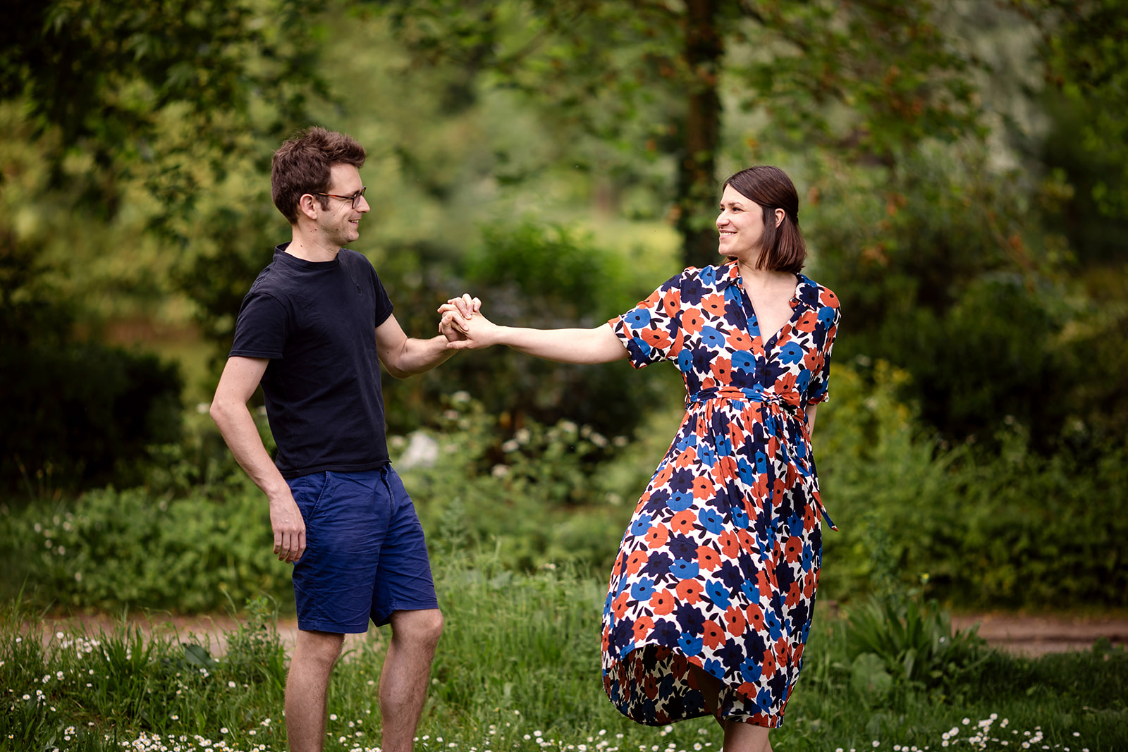 couple of parents dancing at the park during a Romantic couple shots in your family photoshoot