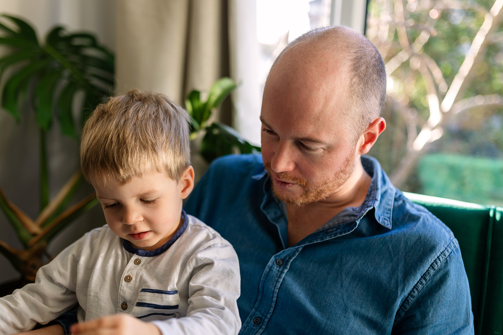 father reading to his child, How long does a family photo session take