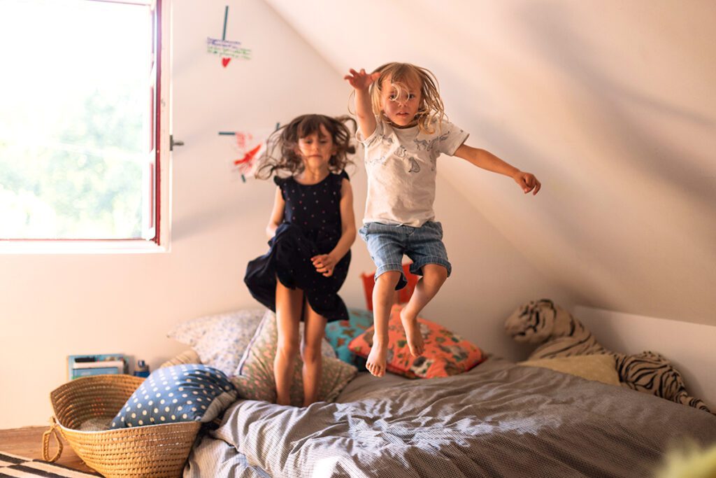 Kids jumping on the bed, Best family photo poses