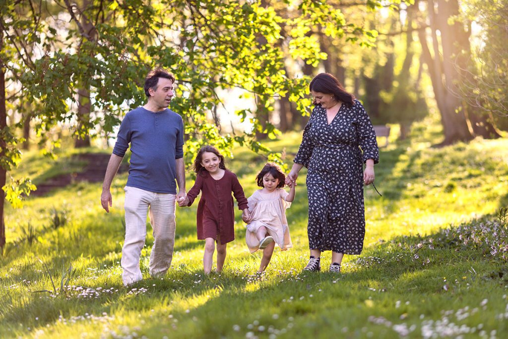 family alking hand in hand, best family photo poses