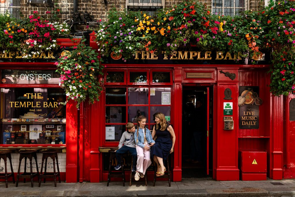 family posing in front of the Temple bar pub in Dublin