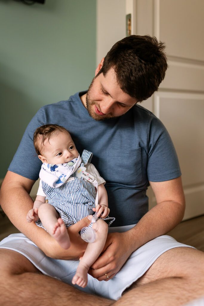 documentary family photo session with father and newborn